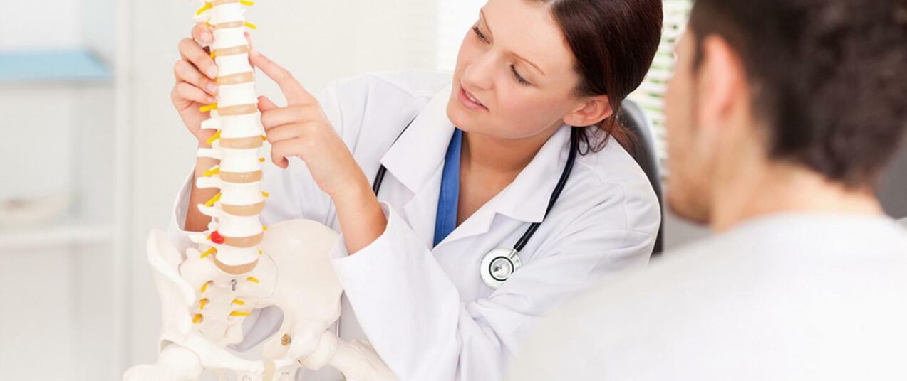 Liječnik govori pacijentu o mehanizmu razvoja osteohondroze torakalne kralježnice