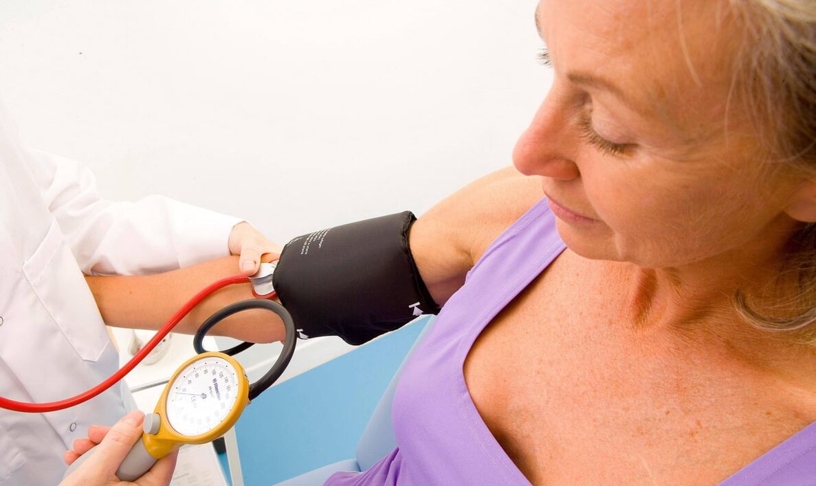 Pacijenti s torakalnom osteohondrozo zabrinuti su zbog visokog krvnog tlaka